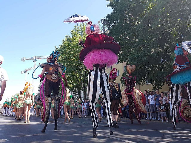 বার্লিনের রাস্তা দিয়ে এগিয়ে যাচ্ছে নানা সংস্কৃতির সারি সারি দল।