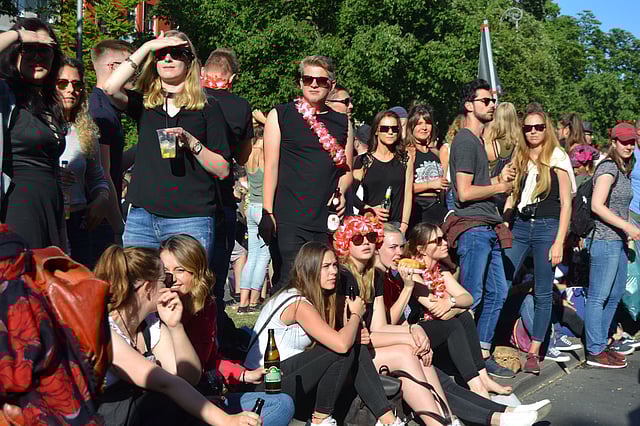 বিশ্ব সংস্কৃতির মহামিছিল দেখতে বার্লিনের রাস্তায় ছিল দর্শকের ঢল।