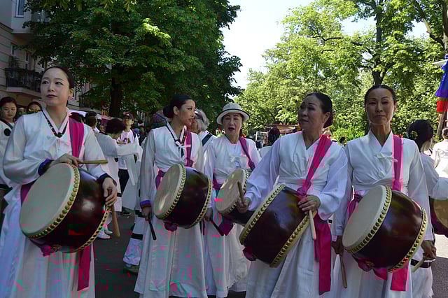বিশ্ব সংস্কৃতির মহামিছিলে এতিহ্যবাহী পোশাকে জাপানের একটি দল।