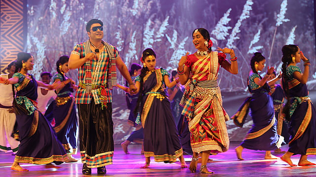 ‘ইত্যাদি’ অনুষ্ঠানের একটি গানের দৃশ্যে ফেরদৌস ও মম