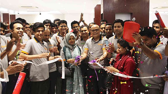 মালিবাগ মৌচাকে প্রথম বিক্রয়কেন্দ্রের উদ্বোধন করেন ইউএস-বাংলা ফুটওয়্যারের প্রধান নির্বাহী কর্মকর্তা (সিইও) আবদুল্লাহ আল মোসাদ্দেক। ছবি: প্রথম আলো