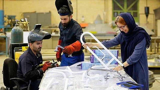 নিজের কারখানায় কাজ করছেন লায়লা দানেশভার। ছবি: এএফপি
