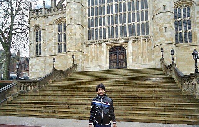 সেন্ট জর্জেস চ্যাপেলের সামনে লেখক