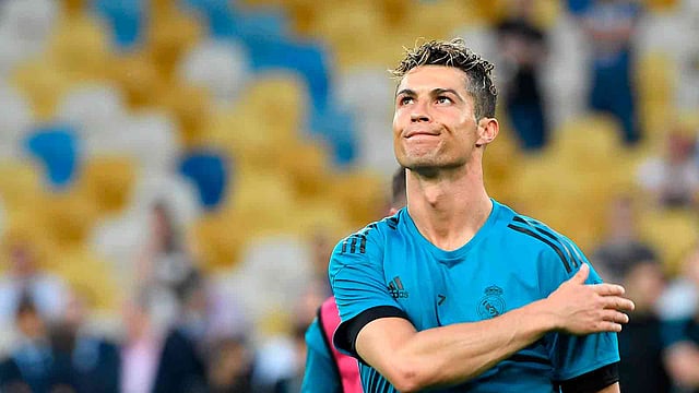 আকাশপানে তাকিয়ে কি আকাশ ছোঁয়ার স্বপ্ন দেখেন রোনালদো? ছবি: এএফপি