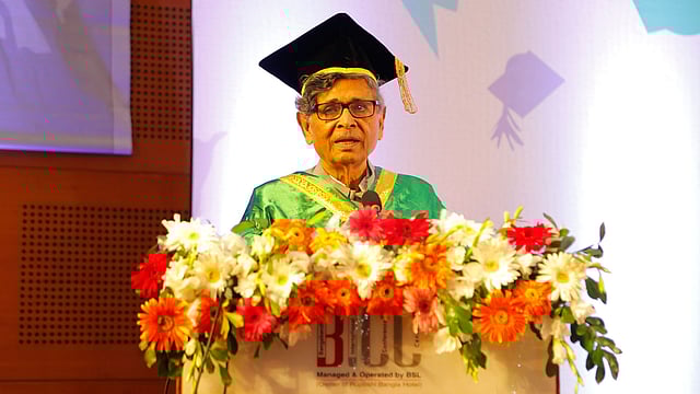 স্টেট ইউনিভার্সিটি অব বাংলাদেশের সমাবর্তন অনুষ্ঠানে অধ্যাপক আবদুল্লাহ আবু সায়ীদ। ছবি: সংগৃহীত