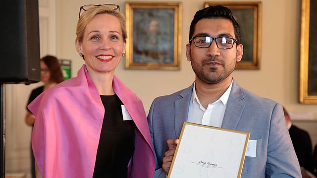 পুরস্কার হাতে অনুপ ব্যানার্জি