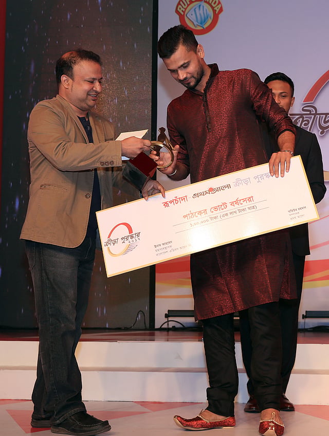 গ্রান্ডমাস্টার নিয়াজ মোর্শেদের কাছ থেকে পুরস্কার নিচ্ছেন মাশরাফি বিন মুর্তজা। ছবি: শামসুল হক
