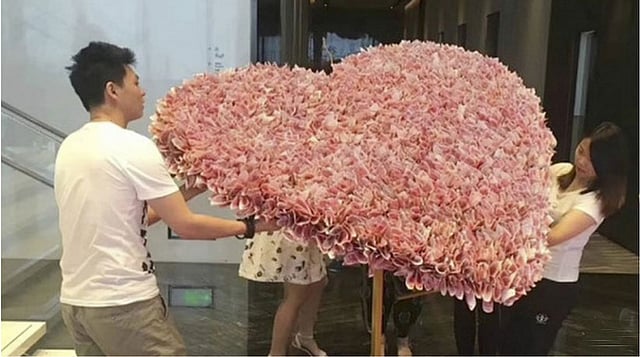 ভালোবাসা আকৃতির নগদ অর্থের তৈরি তোড়া। ছবি: সংগৃহীত