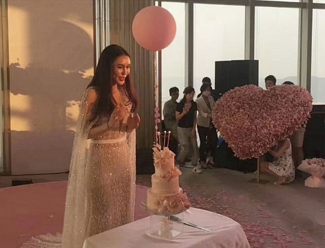 মূল্যবান উপহার ঘিরে বন্ধু-স্বজনদের উচ্ছ্বাস: ছবি: সংগৃহীত