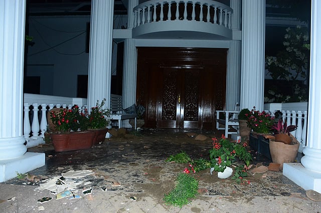 বিএনপি নেতা গিয়াস উদ্দিন কাদের চৌধুরীর বাসায় হামলায় করেন দুর্বৃত্তরা। গণি বেকারি এলাকা, চট্টগ্রাম, ৩০ মে। ছবি: সৌরভ দাশ