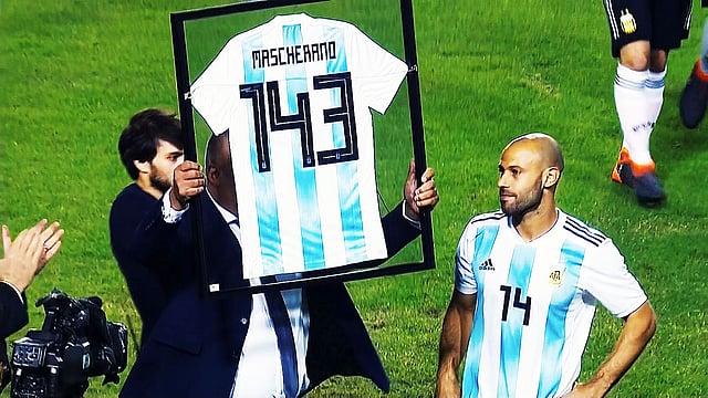 মাচেরানোর হাতে স্মারক জার্সি তুলে দিচ্ছেন তাপিয়া। ছবি: টুইটার