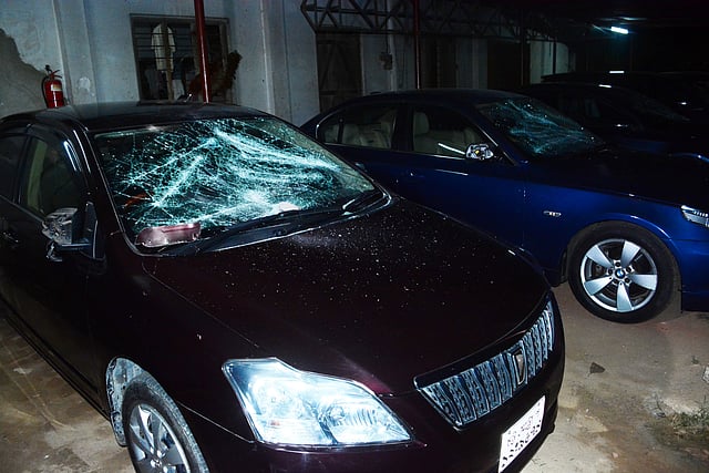 গিয়াস উদ্দিন কাদের চৌধুরীর বাসায় হামলা চালিয়ে গাড়ি ভাঙচুর করেন দুর্বৃত্তরা। গণি বেকারি এলাকা, চট্টগ্রাম, ৩০ মে। ছবি: সৌরভ দাশ