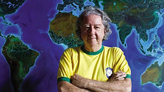 ব্রাজিল দলের হলুদ জার্সির ডিজাইনার লেখক ও সাংবাদিক আলদের গার্সিয়া শিলে। ছবি: টুইটার