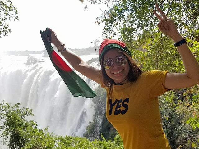 জিম্বাবুয়েতে পা রাখার পর। ভিক্টোরিয়া জলপ্রপাতের সামনে।