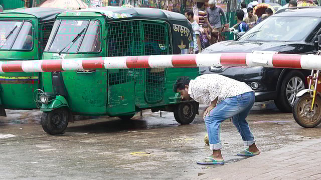 আশকোনার হাজি ক্যাম্পের কাছের রেলগেট। ট্রেন আসবে বলে নামিয়ে দেওয়া হয়েছে গেট। অপেক্ষায় যানবাহন। ছবি: শুভ্র কান্তি দাশ
