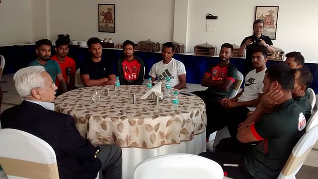 দেরাদুনে টিম হোটেলে বাংলাদেশ দলকে উজ্জীবিত করতে এসেছিলেন দিল্লিতে নিযুক্ত বাংলাদেশ হাইকমিশনার মোয়াজ্জেম আলী। ছবি: সৌম্য বন্দ্যোপাধ্যায়