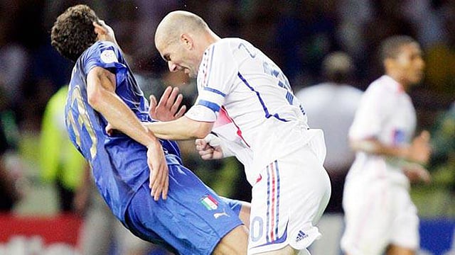 মাতেরাজ্জিকে ঢুস মেরে ফেলে দিচ্ছেন জিদান। ছবি: ফাইল ছবি