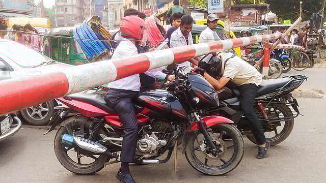 রাজধানীর তেজগাঁও রেলক্রসিংয়ে গেট পরে যাওয়ার পরও পথচারীদের বেপরোয়া চলাচল। ছবি: শুভ্র কান্তি দাশ