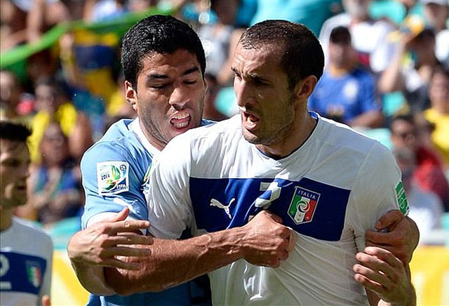 কিয়েল্লিনির কাঁধে কামড় দিয়ে বিতর্কের জন্ম দিয়েছিলেন সুয়ারেজ। ছবি: ফাইল ছবি