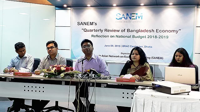 বাংলাদেশের অর্থনীতির ত্রৈমাসিক পর্যালোচনা শীর্ষক আলোচনায় প্রস্তাবিত বাজেট নিয়ে প্রতিক্রিয়া জানিয়েছে সানেম। ছবি: প্রথম আলো