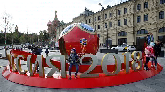 বিশ্বকাপ উন্মাদনায় এখনো টগবগ না করলেও মোটামুটি প্রস্তুত রাশিয়া। এই ছবি অন্তত তাই বলছে। ছবি: রয়টার্স