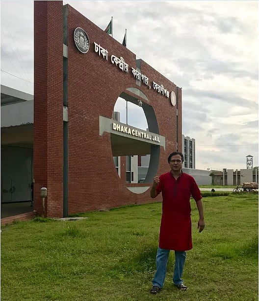 ঢাকা কেন্দ্রীয় কারাগারের সামনে আসিফ আকবর। ছবি: ফেসবুক থেকে নেওয়া