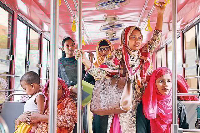 নারীর জন্য আলাদা বাস সার্ভিস স্বস্তিকর হলেও সমগ্র পরিবহন সার্ভিস নিরাপদ হবে কবে? ছবি: প্রথম আলো
