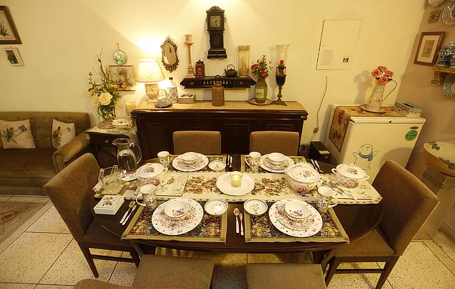 খাবার টেবিল সাজাতে পারেন পুরোনো ধাঁচে। কৃতজ্ঞতা: বাপন রহমান, ছবি: সুমন ইউসুফ