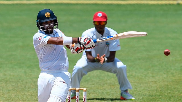 কুশল মেন্ডিসের ৮৭ রানের ইনিংসের সৌজন্যে বড় লিড পেয়েছে শ্রীলঙ্কা। ছবি: এএফপি