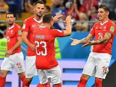 ব্রাজিলকে রুখে দিয়ে সুইজারল্যান্ডের ফুটবলারদের উল্লাস। ছবি: এএফপি