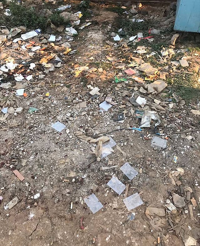 আগারগাঁওয়ে একটি কম্পিউটার কম্পোজের দোকানের পাশের উদ্যানে ছড়িয়ে-ছিটিয়ে থাকা এনআইডি