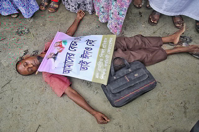 নন–এমপিও শিক্ষাপ্রতিষ্ঠান শিক্ষক–কর্মচারী ফেডারেশন এমপিওভুক্তির প্রতিশ্রুতি বাস্তবায়নের দাবিতে জাতীয় প্রেসক্লাবের উত্তর পাশের সড়কে অবস্থান নেয়। ছবি : সাইফুল ইসলাম