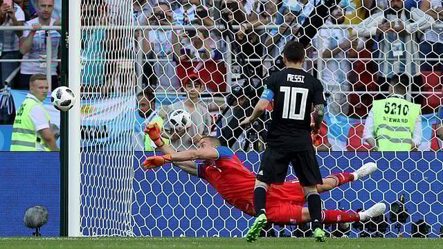 এই বিশ্বকাপে প্রথম পেনাল্টি মিস করেন লিওনেল মেসি। আইসল্যান্ডের বিপক্ষে। ছবি: রয়টার্স