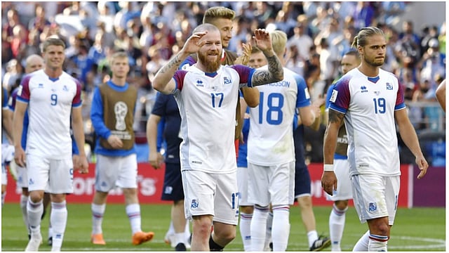 আর্জেন্টিনার বিপক্ষে জয়ের সমান এক ড্র উদযাপন করছেন আইসল্যান্ডের খেলোয়াড়েরা। ছবি: টেলিগ্রাফ