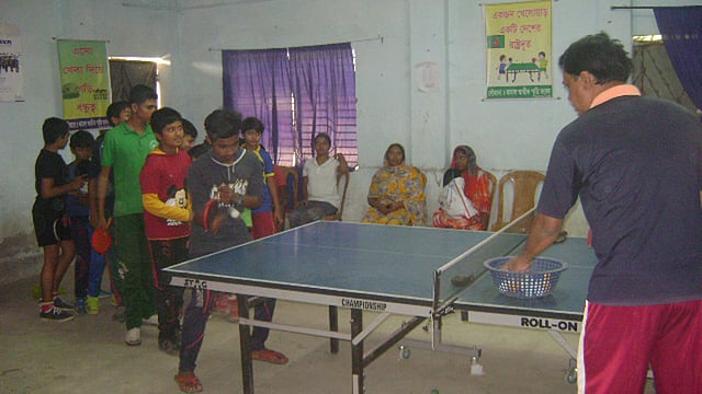 এক কক্ষের ঘরে টিটি প্রশিক্ষণ চলছে। ছবি: প্রথম আলো