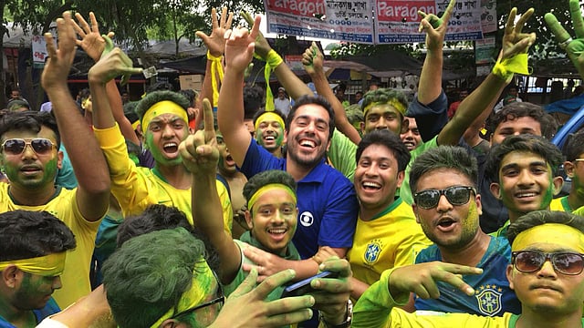 মানিকগঞ্জে উচ্ছ্বসিত ব্রাজিল ফুটবল দলের ভক্তদের সঙ্গে ক্যামেরাপারসন মাইকেল বেন্টো