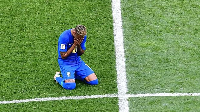 ম্যাচ শেষে কান্নায় ভেঙে পড়েন নেইমার। ছবিঃ এএফপি