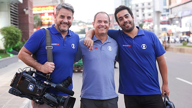 ঢাকায় ব্রাজিলের তিন গণমাধ্যমকর্মী (বাঁ থেকে) মাইকেল বেন্টো, ক্লেটন কনজারভানি ও ইগর তাভারেজ। ছবি: কবির হোসেন