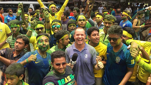 মানিকগঞ্জে ব্রাজিল সমর্থকদের সঙ্গে সাংবাদিক ক্লেটন কনজারভানি। ছবি: সংগৃহীত