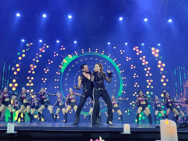 সাত বছর পর মঞ্চে নেচেছেন ববি দেওল। তাঁর সঙ্গে ছিলেন ইউলিয়া ভানতুর। ছবি: টুইটার থেকে নেওয়া