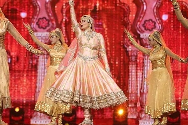 আইফার মঞ্চে রেখার নাচে মুগ্ধ হন দর্শক।