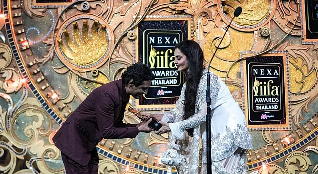 নওয়াজুদ্দিন সিদ্দিকিকে পুরস্কার তুলে দিচ্ছেন রেখা। ছবি: টুইটার থেকে নেওয়া