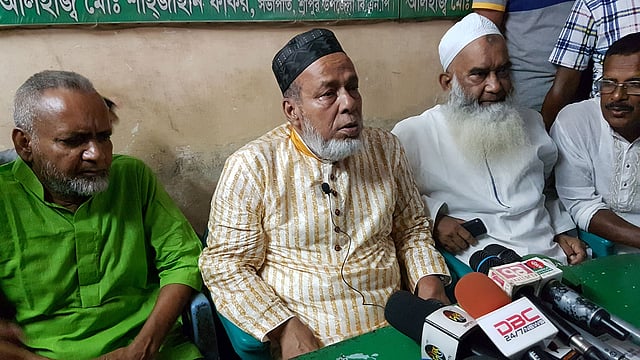 জেলা বিএনপির কার্যালয়ে সংবাদ সম্মেলন করছেন হাসান সরকার। ছবি: প্রথম আলো