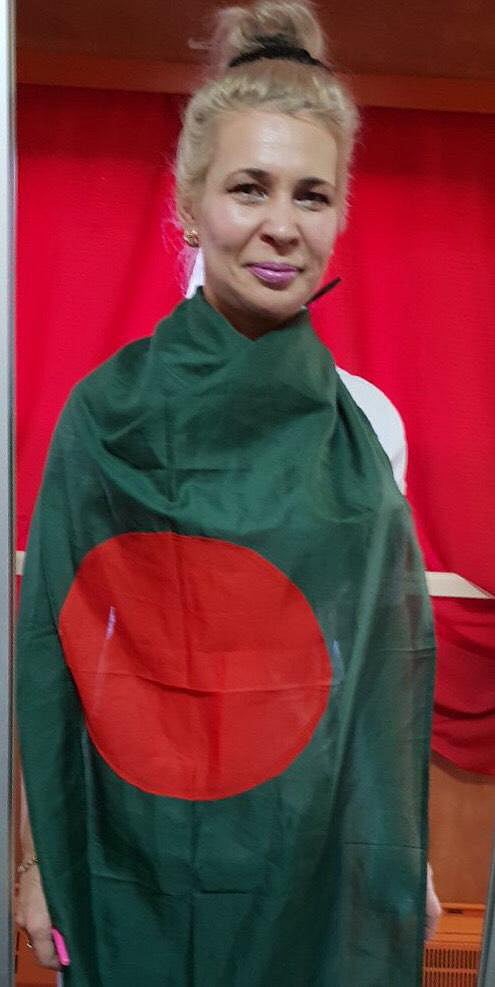 মস্কো থেকে ট্রেন ছুটল সারানস্ক শহর অভিমুখে। প্রতিবেদকের সঙ্গে থাকা লাল-সবুজ পতাকা দেখে ছবি তোলার আবদার জানালেন ট্রেনের বগির সমন্বয়ক সিভেতলানা। ২৮ জুন, সারানস্ক, রাশিয়া। ছবি: জামিল খান