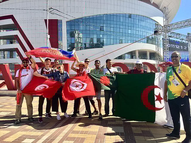 সারানস্কের প্রধান স্কয়ারে মিলিত হয়েছেন বিভিন্ন দেশের সমর্থক। বাংলাদেশের লাল-সবুজ পতাকাও সেখানে রয়েছে। ২৮ জুন, সারানস্ক, রাশিয়া। ছবি: জামিল খান