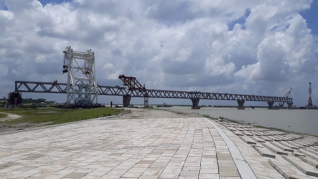 শরীয়তপুরের জাজিরা উপজেলার নাওডোবা এলাকায় পদ্মা সেতুর পঞ্চম স্প্যান দৃশ্যমান। ছবি: সত্যজিৎ ঘোষ