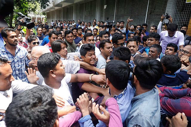 সংবাদ সম্মেলনের আগে কোটা সংস্কার আন্দোলনকারীদের ওপর হামলা হয়। ছবি: দীপু মালাকার