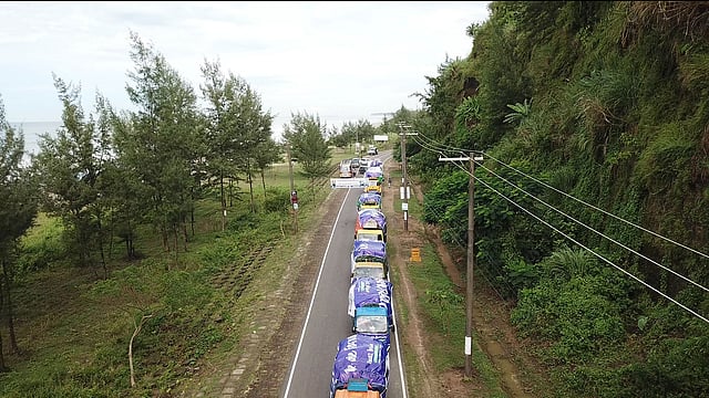 রোহিঙ্গা শরণার্থীদের জন্য যাচ্ছে ফারাজ হোসেন ফাউন্ডেশনের ত্রাণবাহী গাড়ি