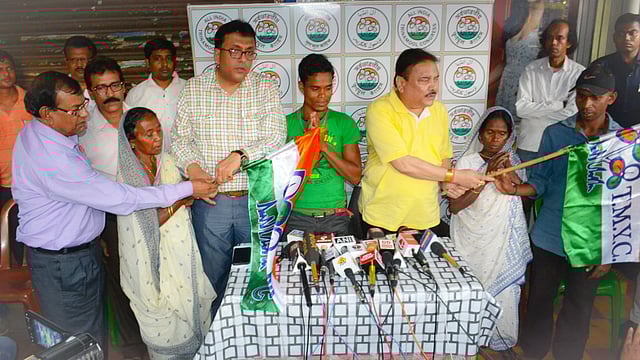 পুরুলিয়ার চার দলিত সদস্যের হাতে তুলে দেওয়া হচ্ছে তৃণমূলের দলীয় পতাকা। ছবি: ভাস্কর মুখার্জী