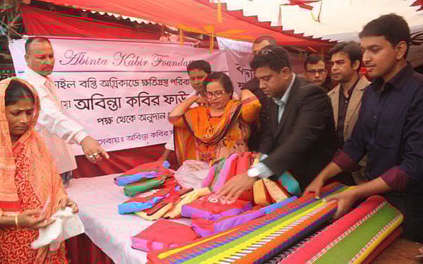 অগ্নিকাণ্ডে ঢাকার কড়াইল বস্তির ক্ষতিগ্রস্ত পরিবারকে সহায়তা করে অবিন্তা ফাউন্ডেশন